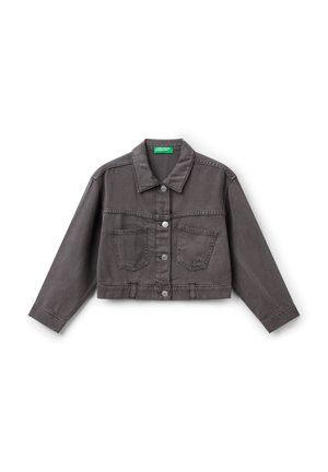 Veste en denim courte gris foncé, avec un col classique, une fermeture à boutons sur le devant, deux poches poitrines et des détails de couture visibles.