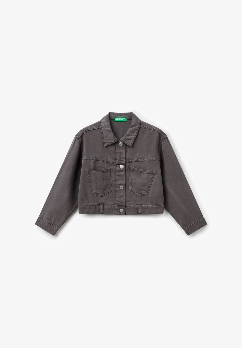Veste en denim courte gris foncé, avec un col classique, une fermeture à boutons sur le devant, deux poches poitrines et des détails de couture visibles.