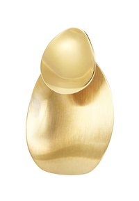 Guldtonad abstrakt brosch med en polerad rundad topp och en matt texturerad bas med en vågig form som reflekterar ljuset variabelt.