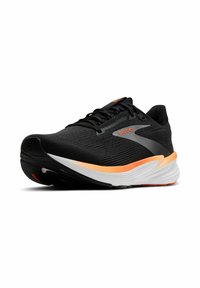 Chaussure de course noire avec un tissu texturé, des accents orange et une semelle blanche rembourrée. Elle présente un design élégant et un système de lacet traditionnel.