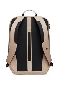 Zaino con tessuto beige e nero, design elegante, imbottitura sagomata, manico superiore, zip laterale e spallacci regolabili.
