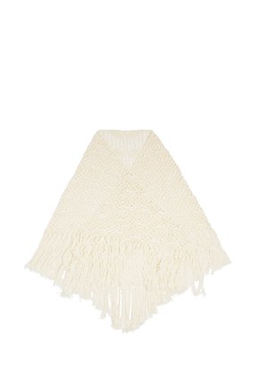 Kremowy, szydełkowany trójkątny szal z frędzlami wzdłuż dolnej krawędzi, rozłożony na płasko na białym tle.