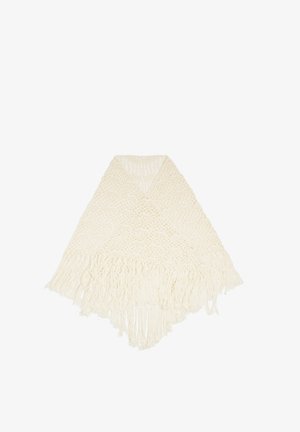 Kremowy, szydełkowany trójkątny szal z frędzlami wzdłuż dolnej krawędzi, rozłożony na płasko na białym tle.