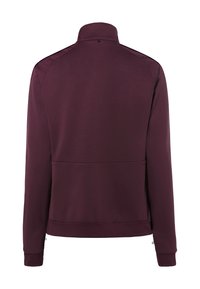 Giacca sportiva bordeaux con colletto alto, maniche lunghe, texture liscia e tasca posteriore. Caratterizzata da un design aderente e uno stile minimalista.