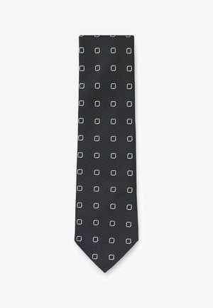 Musta solmio, jossa on teksturoitu pinta ja säännöllisesti sijoitetut valkoiset neliökuviot ohuin viivoin rajattuna. Perinteinen kapea malli.