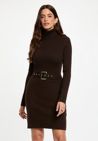 Braunes geripptes Rollkragenkleid mit langen Ärmeln und einer figurbetonten Silhouette. Verfügt über einen passenden Gürtel mit einer rechteckigen silbernen Schnalle.