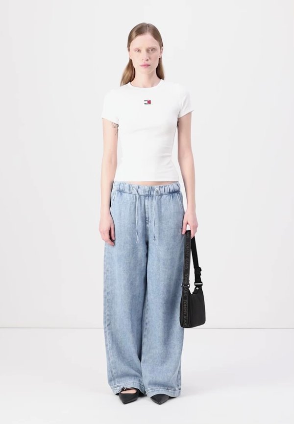 SLIM BADGE TEE - Basic T-shirt - ecru2