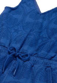 Modra obleka iz frotirja z teksturiranim vzorcem, nastavljivim pasom s vrvico in v-izrezom. Gladka tekstura z detajli šivanja.