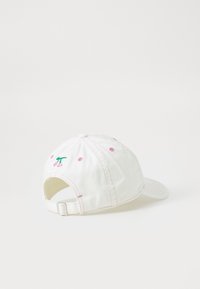 Λευκό χάρτινο καπέλο με κυρτή γείσο, που διαθέτει ροζ ραφές και ένα κεντημένο πράσινο κεράσι στο πίσω μέρος. Ρυθμιζόμενη λωρίδα στο πίσω μέρος.