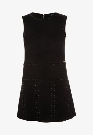Robe noire sans manches avec un col rond et de petits clous décoratifs le long du col, à la taille et sur les panneaux de la jupe, avec une fermeture éclair au dos.