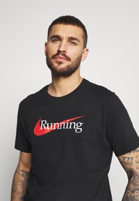 Nike Performance Camiseta estampada - black