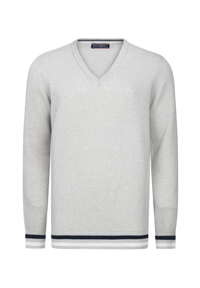 Pull en maille gris clair à manches longues avec col en V et motif texturé subtil, présentant des rayures bleu marine et blanches aux poignets et à l'ourlet.