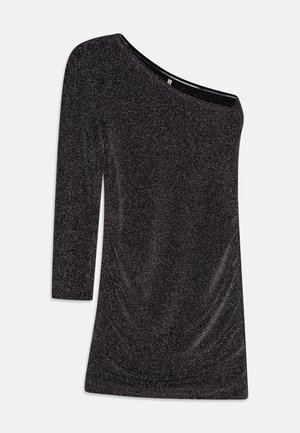 Czarna, błyszcząca sukienka z jednym odsłoniętym ramieniem, z długim rękawem na lewej ręce, dopasowanym krojem i marszczeniem przy dole.