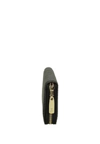 Portafoglio in pelle nera con zip dorata. Forma rettangolare, texture liscia, con una chiusura a zip visibile lungo il bordo superiore.