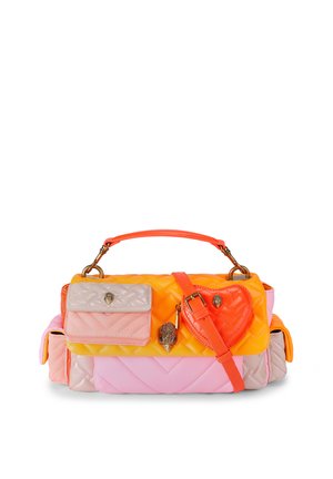 Sac à main matelassé en orange, rose et beige avec plusieurs poches, une pochette en forme de cœur, des ferrures dorées, une poignée supérieure et une bandoulière.