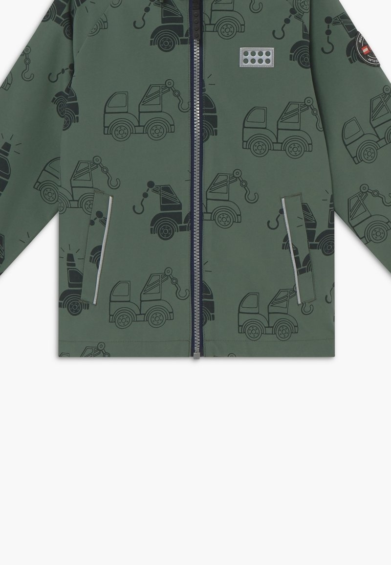 Grüne Kapuzenjacke mit Reißverschluss, die schwarze Lkw-Illustrationen, seitliche Taschen und reflektierende Akzente aufweist. Glatte Textur mit modernem Design.