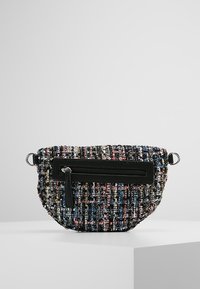 Borsa a spalla in tessuto intrecciato con un motivo multicolore e dettagli neri, una tasca con zip e hardware argentato. Forma semicircolare.