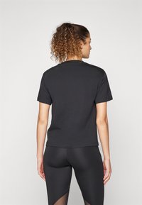 adidas Sportswear ESSENTIALS SMALL LOGO - T-shirt básica - black