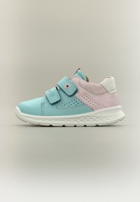 Baskets pour enfant avec l'avant bleu, l'arrière en daim rose, une semelle blanche et deux bandes auto-agrippantes réglables sur un fond neutre.