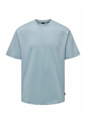 Tricou din bumbac de culoare albastru deschis, cu guler rotund, mâneci scurte și o croială lejeră. Dispune de un tiv drept și un design minimalist.