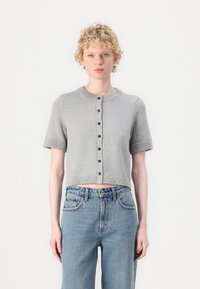 Grauer, taillierter Cardigan mit kurzen Ärmeln, ausgestattet mit einem gerippten Kragen und Knopfverschluss. Der Stoff wirkt gestrickt und hat eine weiche Textur.