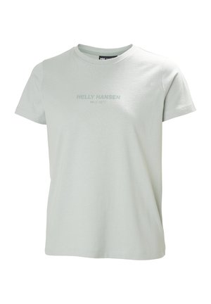 Camiseta de algodón verde claro con cuello redondo, mangas cortas y un logo reflectante de Helly Hansen estampado en el frente. Textura suave.