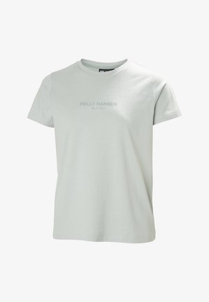 Camiseta de algodón verde claro con cuello redondo, mangas cortas y un logo reflectante de Helly Hansen estampado en el frente. Textura suave.
