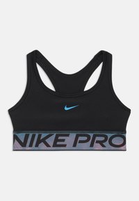 Črn športni nedrček z modrim Nike logotipom na prsih in večbarvnim elastičnim trakom 'NIKE PRO'. Ima obliko racerback in gladko teksturo.