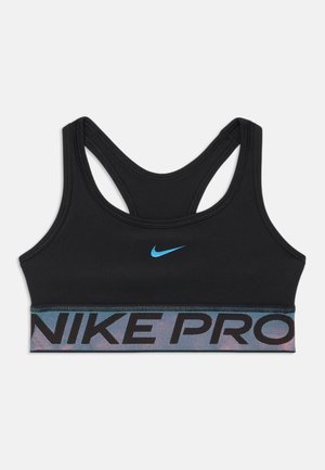 Sutiã desportivo preto com um logótipo azul da Nike no peito e uma faixa elástica multicolorida 'NIKE PRO'. Apresenta um design de costas nadador e uma textura suave.