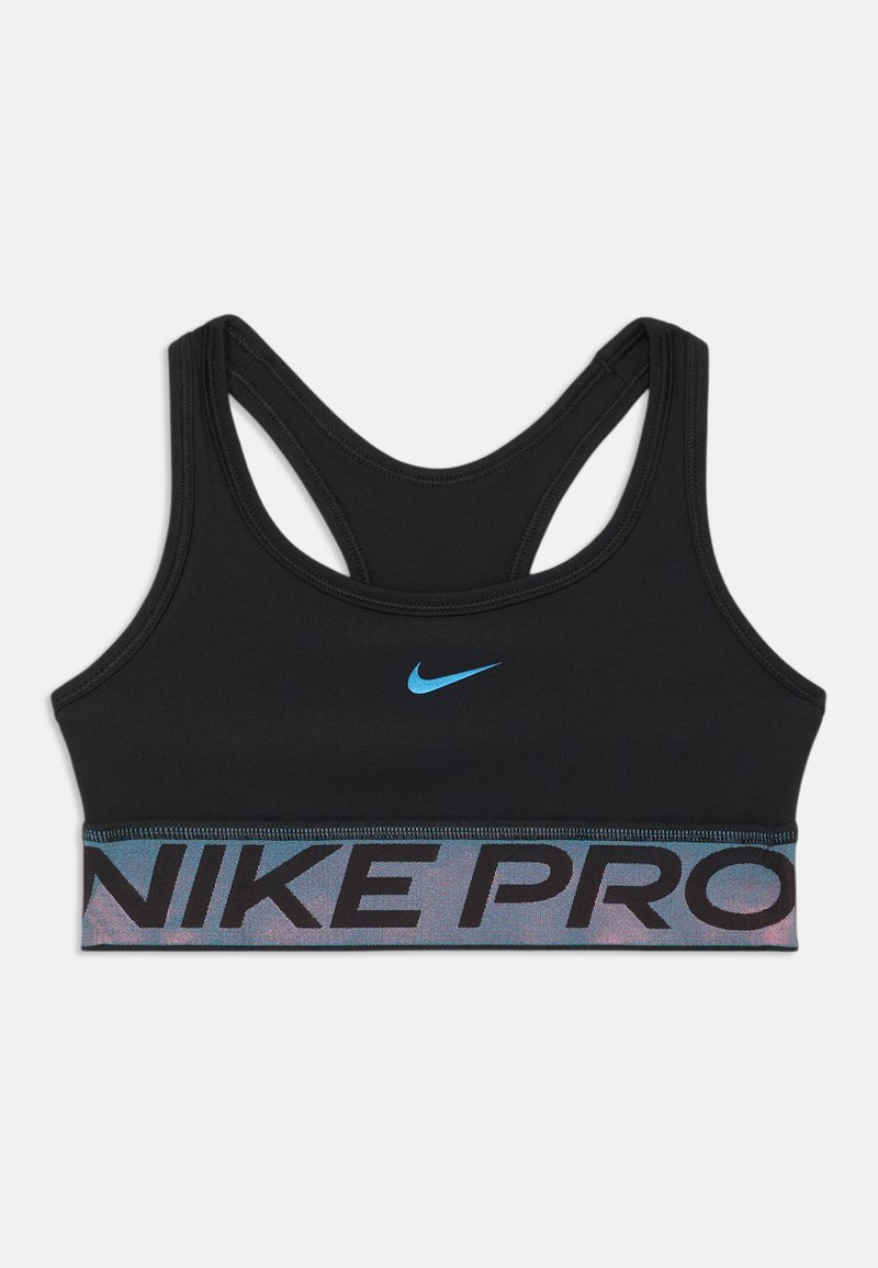 Črn športni nedrček z modrim Nike logotipom na prsih in večbarvnim elastičnim trakom 'NIKE PRO'. Ima obliko racerback in gladko teksturo.