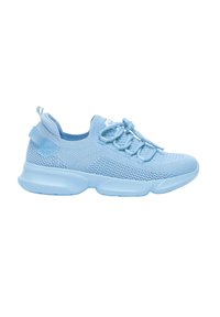 Scarpe da ginnastica azzurro chiaro con tomaia in rete, lacci rotondi e suola imbottita e testurizzata. Presentano un'etichetta posteriore e un design traspirante.