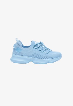 Jasnoniebieskie buty sportowe z siateczkową cholewką, okrągłymi sznurówkami i wyprofilowaną, teksturowaną podeszwą. Posiadają tylną pętelkę i oddychającą konstrukcję.