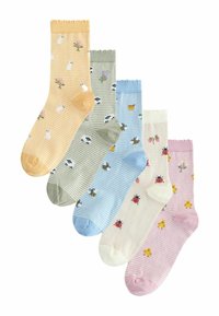 Vijf paar meerkleurige sokken met strepen en speelse patronen: geel met dieren, groen met bloemen, blauw met bijen, crème met fruit, roze met kuikens.