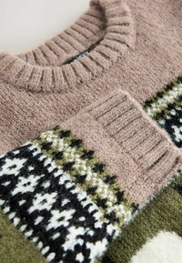 Pull en tricot avec un large col rond côtelé, en taupe doux, vert et noir avec des motifs géométriques et des détails de point texturé.