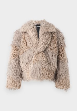 Jachetă din blană sintetică bej, cu o textură pufoasă, guler larg și un design scurt. Prezintă lungimi variate de blană într-un model patchwork.