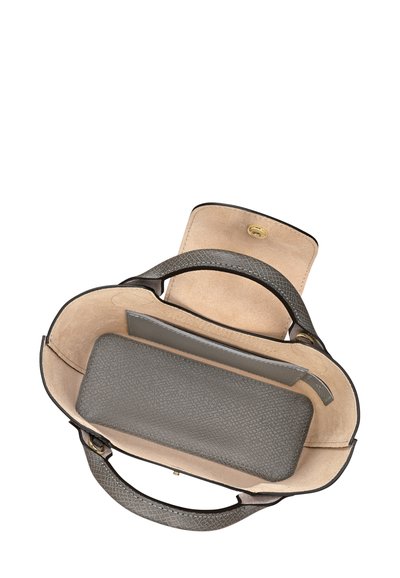 Offene graue Lederhandtasche mit strukturierten Griffen, beigem Wildleder-Innenraum und einem Reißverschlussfach unter der Klappe mit einem Druckknopfverschluss.