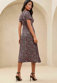 Lipsy PETITE FIT - PRINTED SHORT SLEEVE KEYHOLE  MIDI - Trikoomekko - pink ditsy