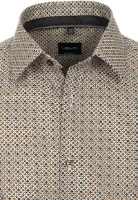 Een gestreept shirt met een geometrisch ontwerp in bruin, zwart en wit, met een moderne pasvorm, knoopsluiting en standaardkraag.