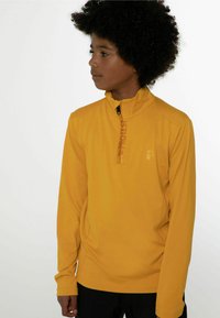 Gelber Viertelreißverschluss-Pullover mit langen Ärmeln, leichtem Stoff, subtiler Branding und Stehkragen. Glatte Textur, lässiges Design.