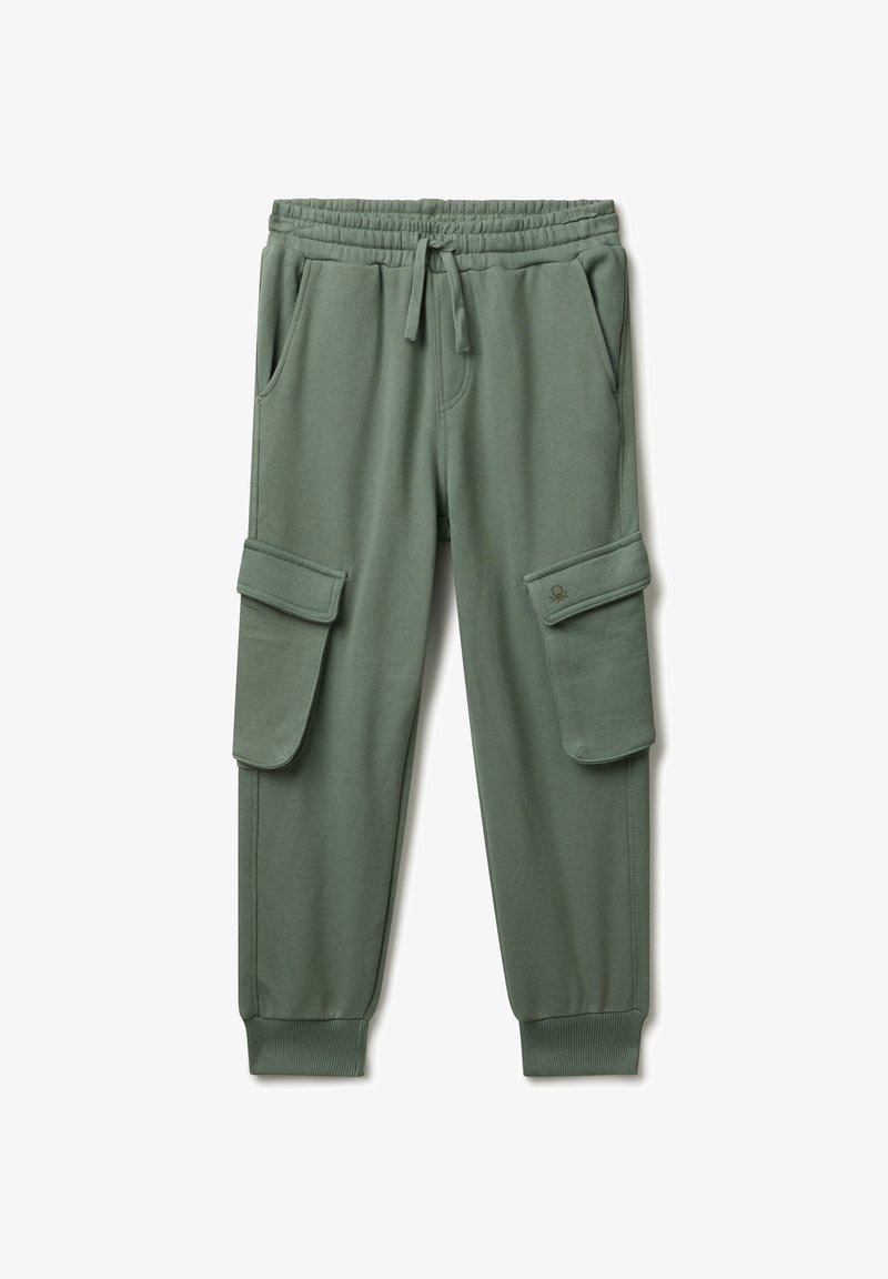 Zielono-oliwkowe joggery cargo z elastycznym pasem, sznurkiem, kieszeniami bocznymi, dużymi kieszeniami na udach oraz ściągaczami przy kostkach.