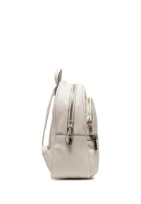 Zaino in pelle bianca con doppie tasche con zip, tasca laterale e manico superiore. Texture liscia con dettagli in metallo.