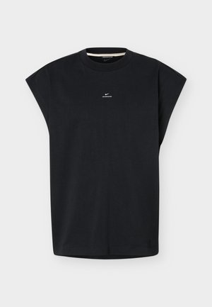 Črna brezrokavnik majica Nike z majhnim belim logotipom Swoosh in napisom "Nike Standard Issue" na sredini prsnega dela, z okroglim izrezom.