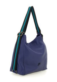 Borsa a tracolla in pelle viola con finitura testurizzata, dotata di una tracolla larga a strisce nere e teal. Completa di dettagli in metallo argentato.