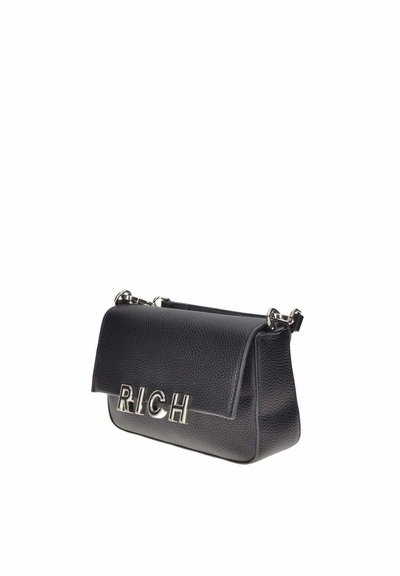 Borsa a tracolla in pelle nera con superficie texturizzata, dotata di chiusura a pattina e lettering argentato "RICH" sul davanti. Tracolla a catena regolabile.
