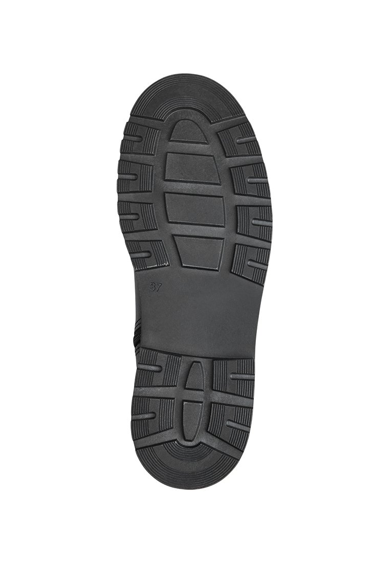 Semelle de chaussure noire en caoutchouc avec des profondeurs pour l'adhérence, présentant une surface texturée et un motif circulaire prononcé au niveau du talon. Taille 37 indiquée.
