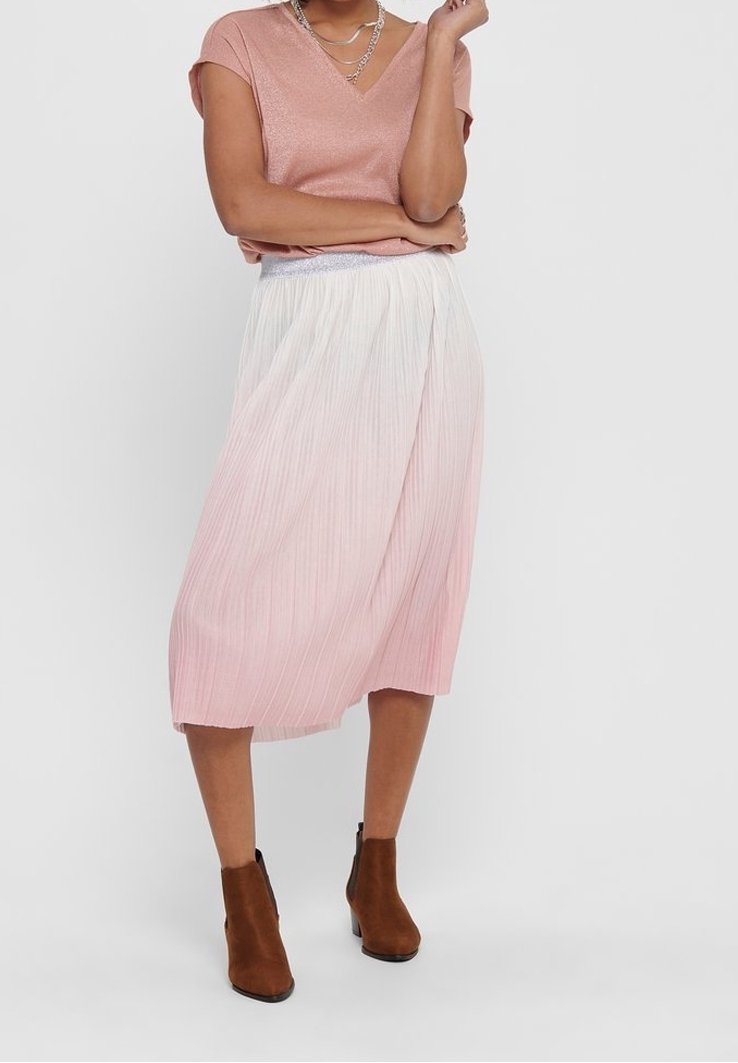 Conjunto de dos piezas que incluye una blusa de manga corta en color rosa y una falda plisada en degradé que va de blanco a rosa, combinada con botas hasta el tobillo.
