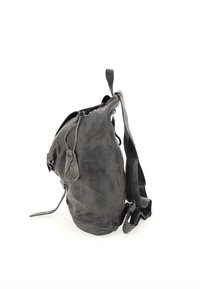 Sac à dos en cuir gris avec une surface texturée, fermeture à cordon, bretelles ajustables et une étiquette en métal embossée avec "A.S. 98."