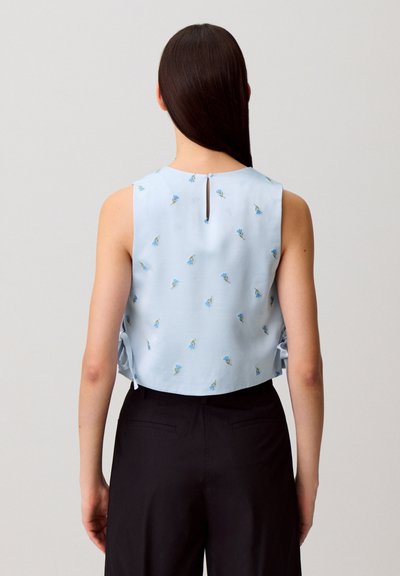Top azzurro chiaro senza maniche con piccola stampa floreale, dettaglio a occhiello sul retro e laccetti ai lati. Tessuto liscio con design corto.