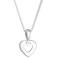 Pendentif en argent en forme de cœur avec une découpe en forme de cœur ouvert, marqué "925", suspendu à un collier en chaîne torsadée. Surface lisse, finition polie.