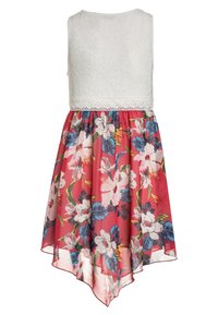 Robe florale avec un haut en dentelle blanche, jupe rose ornée de grandes fleurs blanches et bleues, et un ourlet en forme de mouchoir. Tissu léger.